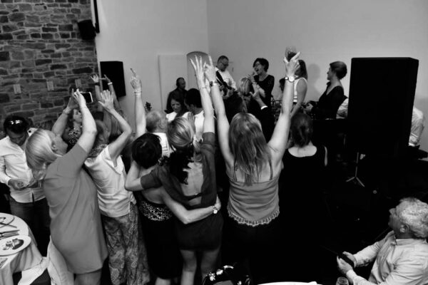 2ZESS & GUESS - MASH-UP! 8 artistes: un Concert pop + quizz + piste de danse!